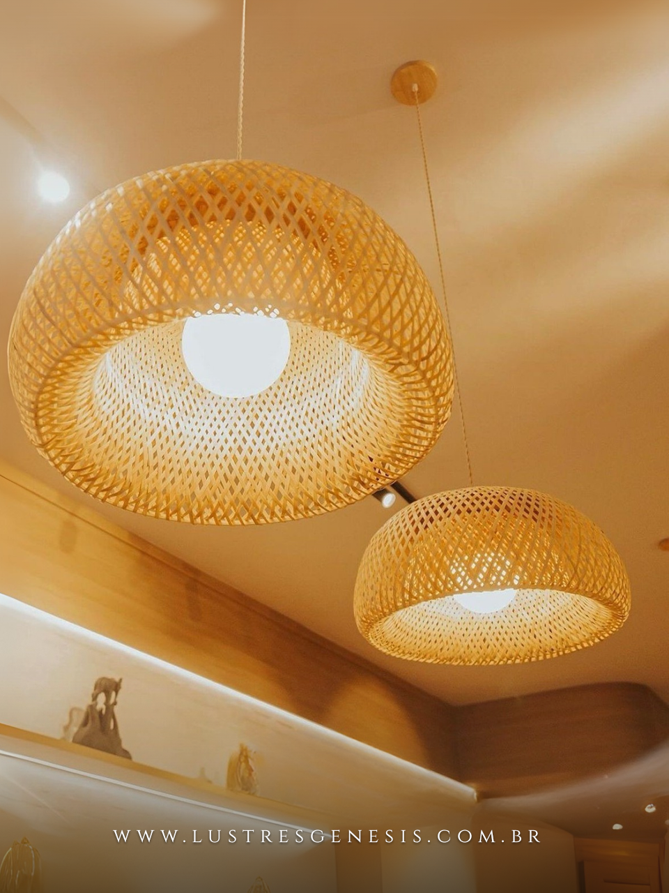 Pendente artesanal Sumatra Ø80cm instalado em quarto moderno, destacando iluminação decorativa e ambiente aconchegante.